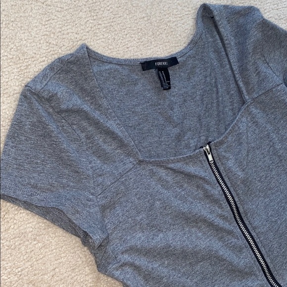 Half sleeve zipper crop top - Picture 2 of 3